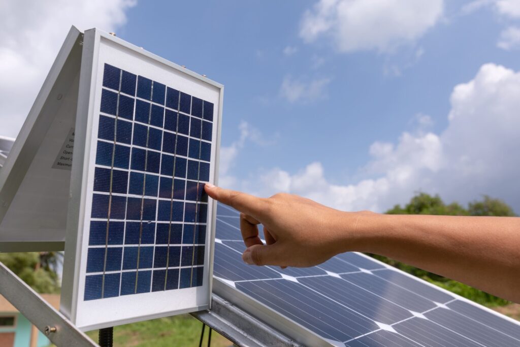 MPPT solar inverter price in Pakistan
